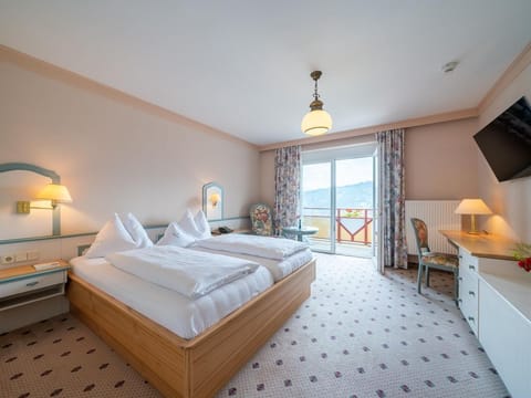 Komfort-zimmer mit Seeblick - Hotel Alexanderhof Bed and Breakfast in Spittal an der Drau