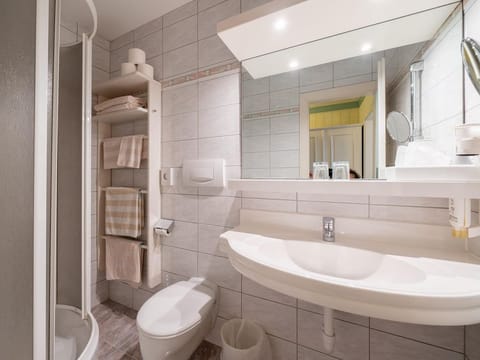 Komfort-zimmer mit Seeblick - Hotel Alexanderhof Bed and Breakfast in Spittal an der Drau