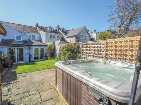 Hot tub, paving stones, grass down to Glenydd