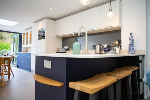 Fitted kitchen with breakfast bar and stools