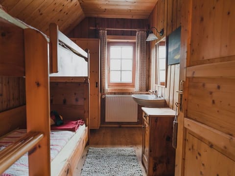 Nord - DZ mit Stockbett, Ostfenster und Almblick - Alexanderhütte Farm Stay in Carinthia, Austria