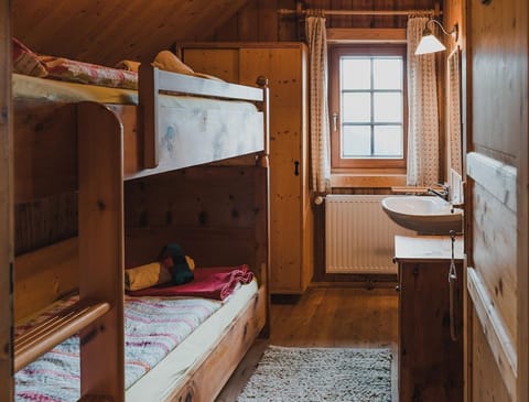 Nord - DZ mit Stockbett, Ostfenster und Almblick - Alexanderhütte Farm Stay in Carinthia, Austria