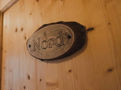 Nord - DZ mit Stockbett, Ostfenster und Almblick - Alexanderhütte Farm Stay in Carinthia, Austria