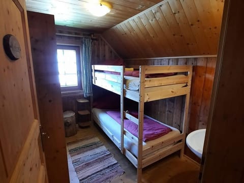 Melker - DZ mit Stockbett und Westfenster - Alexanderhütte Farm Stay in Carinthia, Austria