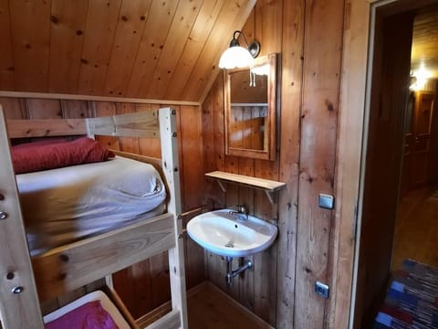 Melker - DZ mit Stockbett und Westfenster - Alexanderhütte Farm Stay in Carinthia, Austria