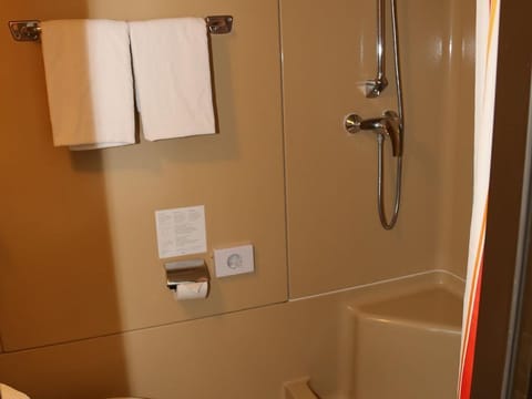 Mehrbettzimmer, Dusche, WC, Süd - Strandhotel Pichler House in Carinthia, Austria