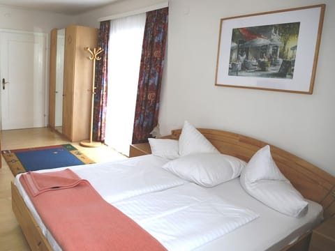 Mehrbettzimmer, Dusche, WC, Süd - Strandhotel Pichler House in Carinthia, Austria