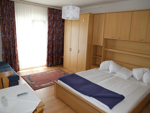 Mehrbettzimmer, Dusche, WC, Süd - Strandhotel Pichler House in Carinthia, Austria
