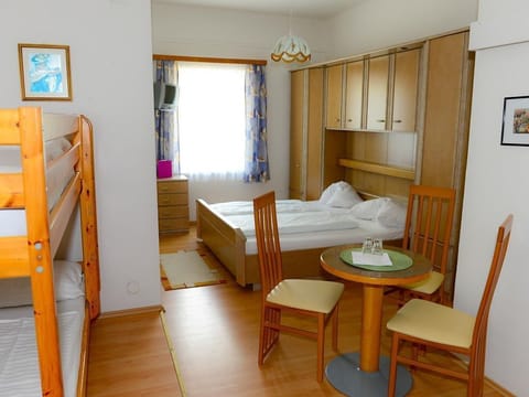 Mehrbettzimmer Gartenseitig - Strandhotel Pichler House in Spittal an der Drau