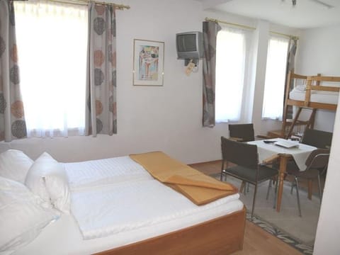 Mehrbettzimmer Gartenseitig - Strandhotel Pichler House in Spittal an der Drau