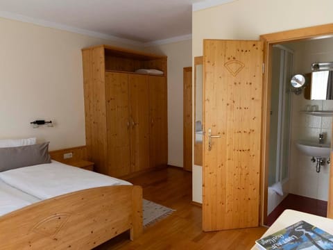 Doppelzimmer mit Balkon Haus Frühauf - Mörtbauerhof und Haus Frühauf Farm Stay in Carinthia, Austria