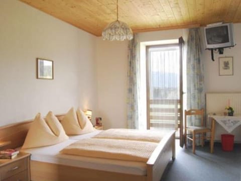 DZ 10 - Hühnersberg - Pension Guggenbichler Farm Stay in Carinthia, Austria