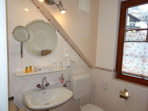 Studio Comfort+ with balcony (2-3 pers) - Staudacher Hof - Das Romantische Haus Bed and Breakfast in Spittal an der Drau