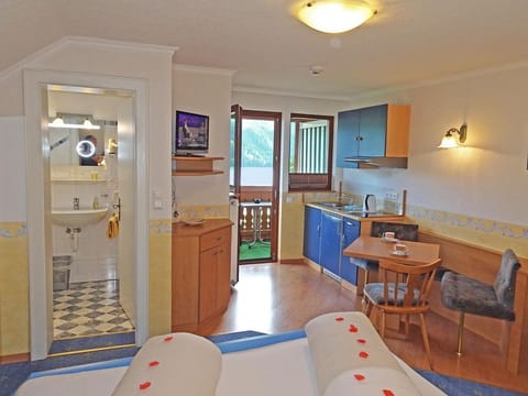 Studio Comfort+ with balcony (2-3 pers) - Staudacher Hof - Das Romantische Haus Bed and Breakfast in Spittal an der Drau