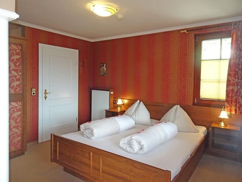 Turmzimmer Balkon zum See - Staudacher Hof Das Romantische Haus Bed and Breakfast in Spittal an der Drau