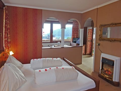 Turmzimmer Balkon zum See - Staudacher Hof Das Romantische Haus Bed and Breakfast in Spittal an der Drau