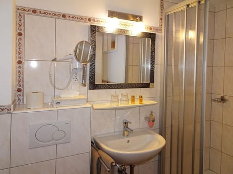 Doppelzimmer Standard mit Seeblick - Staudacher Hof Das Romantische Haus Bed and Breakfast in Spittal an der Drau