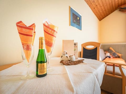 Dreibettzimmer Rotkäppchen mit Dusche und WC - Landhaus Pension Holle Farm Stay in Carinthia, Austria