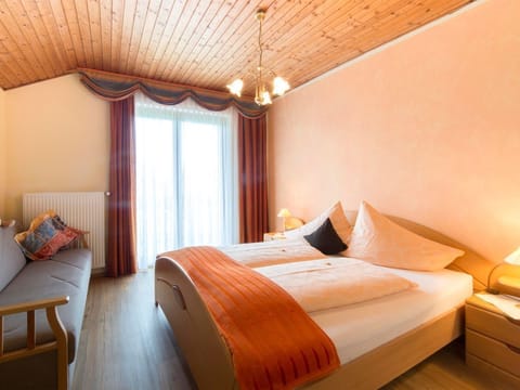 Dreibettzimmer Rotkäppchen mit Dusche und WC - Landhaus Pension Holle Farm Stay in Carinthia, Austria