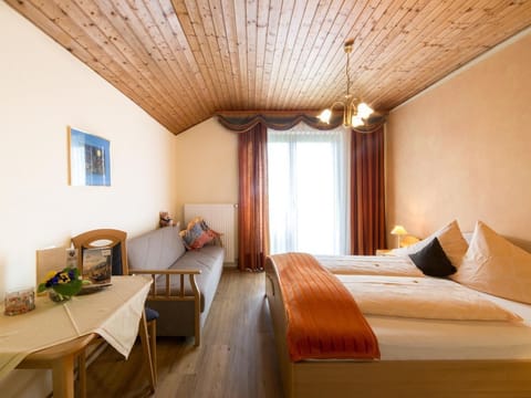Dreibettzimmer Rotkäppchen mit Dusche und WC - Landhaus Pension Holle Farm Stay in Carinthia, Austria