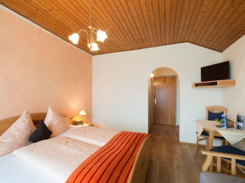 Dreibettzimmer Rotkäppchen mit Dusche und WC - Landhaus Pension Holle Farm Stay in Carinthia, Austria