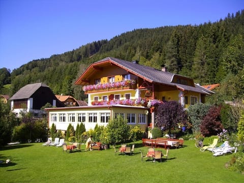 Dreibettzimmer Goldmarie mit Dusche und WC - Landhaus Pension Holle Farm Stay in Carinthia, Austria