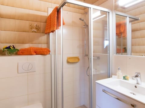Dreibettzimmer Goldmarie mit Dusche und WC - Landhaus Pension Holle Farm Stay in Carinthia, Austria
