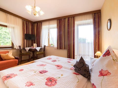 Dreibettzimmer Goldmarie mit Dusche und WC - Landhaus Pension Holle Farm Stay in Carinthia, Austria