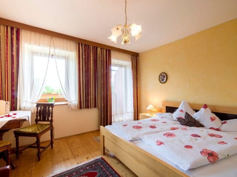 Dreibettzimmer Goldmarie mit Dusche und WC - Landhaus Pension Holle Farm Stay in Carinthia, Austria