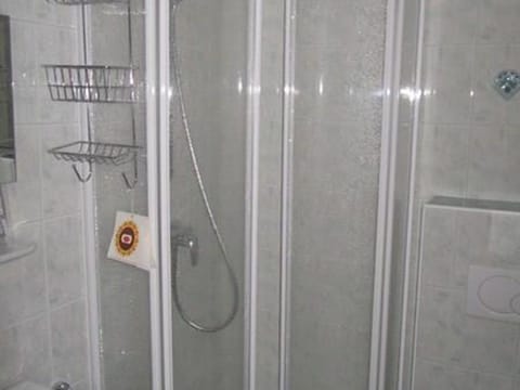 Zimmer 6, Doppel-dreibett, Du/wc, Balkon, Seeblick - Villa Margarethe Bed and Breakfast in Spittal an der Drau