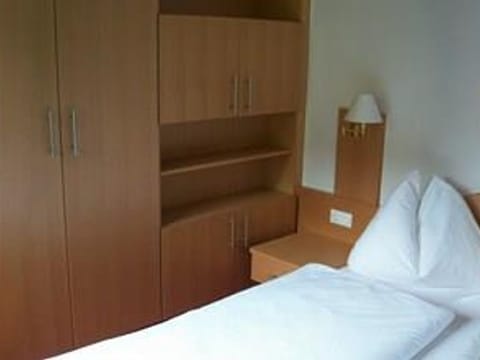 Zimmer 6, Doppel-dreibett, Du/wc, Balkon, Seeblick - Villa Margarethe Bed and Breakfast in Spittal an der Drau