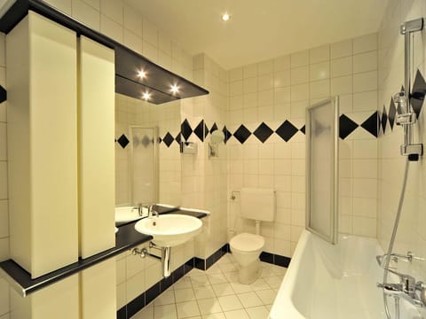 Vierbettzimmer mit Dusche Oder Bad/wc - Hotel Ertl Bed and Breakfast in Spittal an der Drau