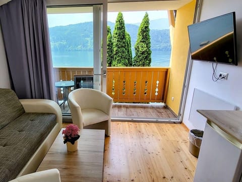 Familienzimmer mit Balkon und Seeblick - Pension Sedlak und Golfappartements Bed and Breakfast in Spittal an der Drau