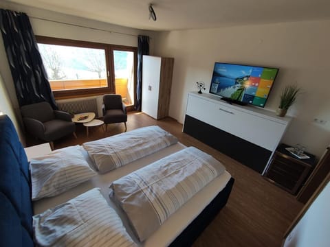 Premium Doppelzimmer mit Balkon und Seeblick - Pension Zum Mühlrad Bed and Breakfast in Spittal an der Drau