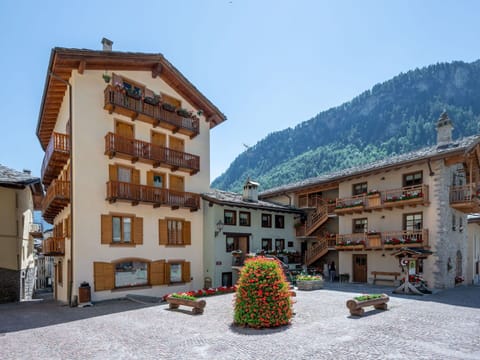 Water, Plant, Sky, Building, Swimming Pool, Tree, Azure, Window, Real Estate, Leisure