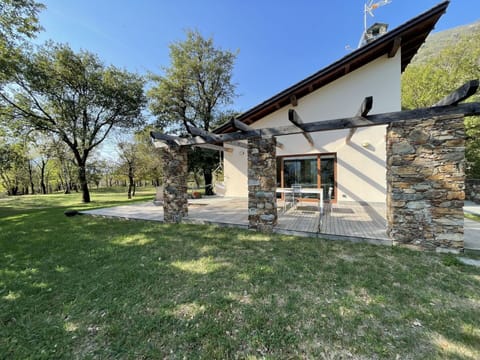 Water, Plant, Sky, Building, Swimming Pool, Tree, Azure, Window, Real Estate, Leisure