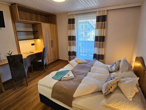 Doppelzimmer Nockalm mit Balkon - Gästehaus Bärwald Bed and Breakfast in Spittal an der Drau