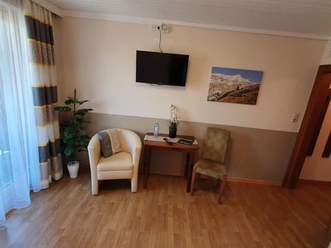 Einzelzimmer Tschiernockblick mit Balkon - Gästehaus Bärwald Bed and Breakfast in Spittal an der Drau