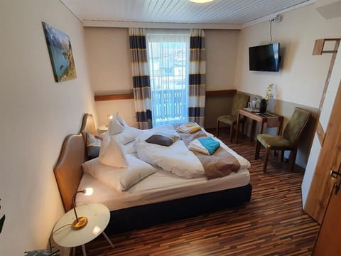 Kleines Doppelzimmer Alleeblick mit Balkon - Gästehaus Bärwald Bed and Breakfast in Spittal an der Drau