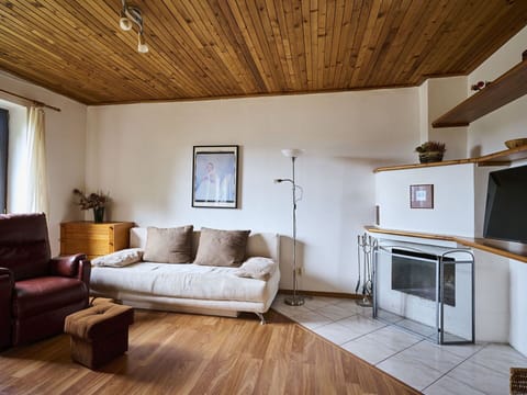 Brown, Furniture, Property, Couch, Wood, Picture Frame, Interior Design, Floor, Flooring, Building