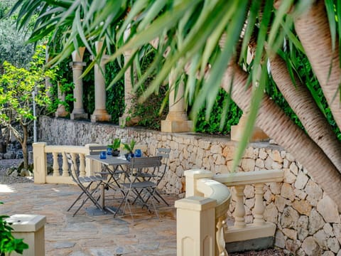 Furniture, Outdoor Furniture, Flowerpot, Shade, Garden, Chair, Houseplant, Flagstone, Design, Landscaping