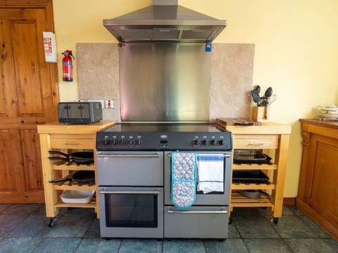 Cabinetry, Furniture, Kitchen Appliance, Gas Stove, Kitchen Stove, Kitchen, Home Appliance, Cooktop, Countertop, Stove