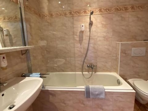 Doppelzimmer, Dusche, WC, Nord - Hotel Nikolasch House in Spittal an der Drau