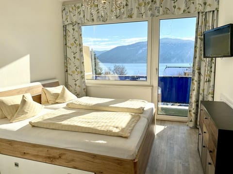 Doppelzimmer, Dusche, WC, Nord - Hotel Nikolasch House in Spittal an der Drau