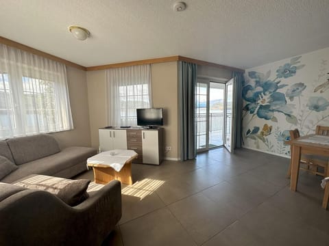Ferienwohnung mit Traumausblick - Seefels Appartements Direkt am See Apartment in Carinthia, Austria