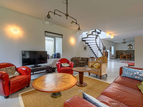 Plant, Water, Building, Sky, Property, Swimming Pool, Azure, Tree, Body Of Water, Leisure