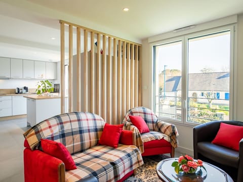 Plant, Water, Building, Sky, Property, Swimming Pool, Azure, Tree, Body Of Water, Leisure