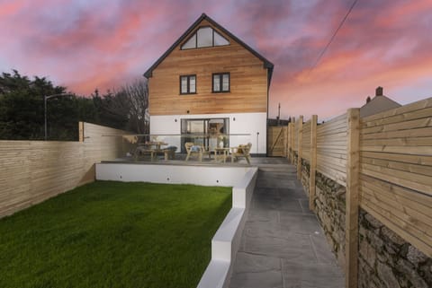Garden and property exterior at desk - Atlantic Point