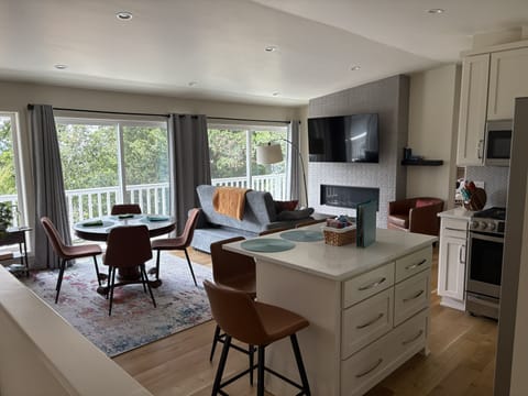 UO Sanctuary Pet-Friendly: Walk to Matt Knight, Hayward, & Autzen. 2/6 + Views! Apartment in Eugene