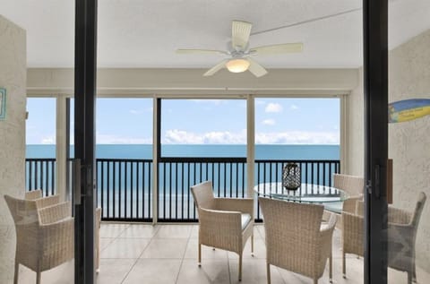 Beautiful view with the sound of waves.